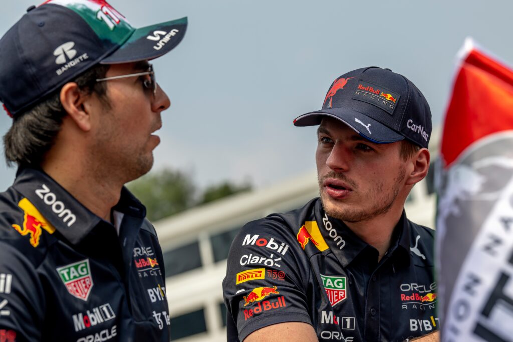 Spannende strijd tussen Max Verstappen en Sergio Perez