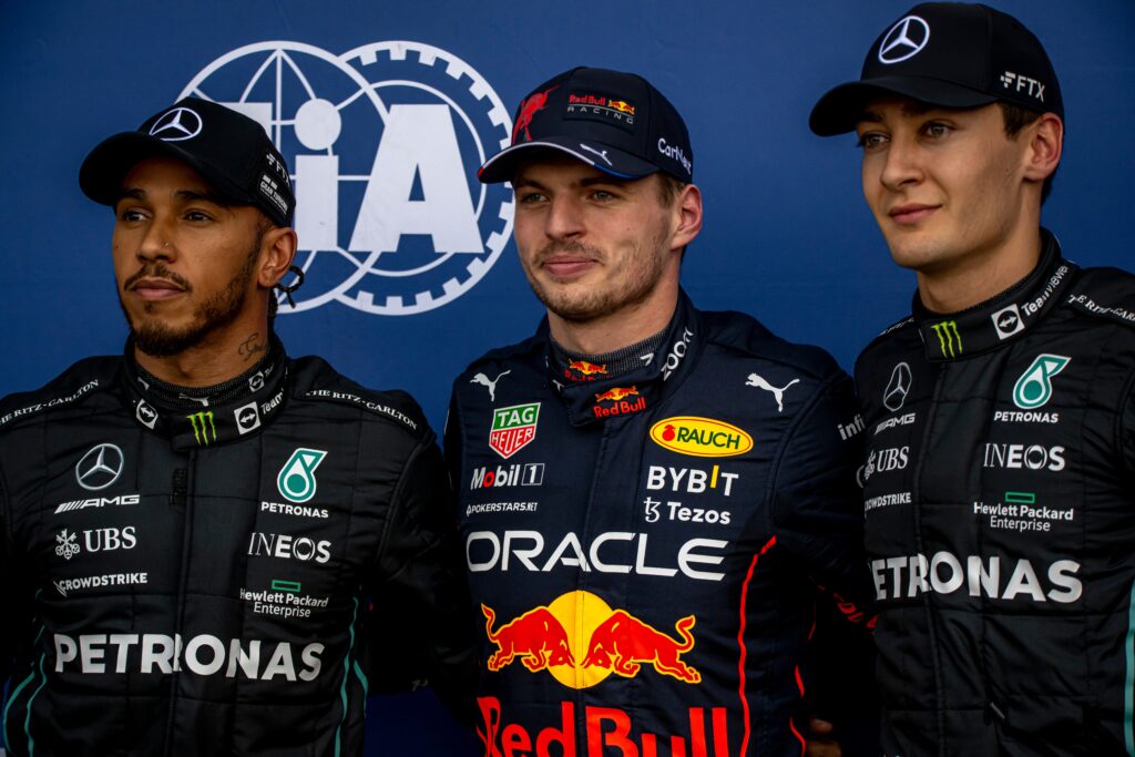 Lewis Hamilton en George Russell dagen Verstappen uit tijdens GP van Australië