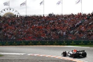 Max Verstappen schittert in regenachtige training voor GP Zandvoort