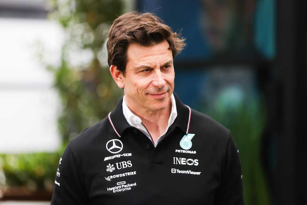 Mercedes-Teambaas Toto Wolff in het gips tijdens vakantie