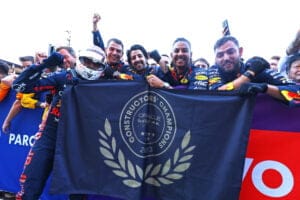 Verstappen ijzersterk in Japan: Red Bull pakt constructeurstitel