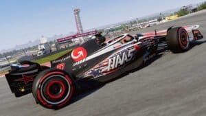 Het Amerikaanse Formule 1-team Haas heeft aangekondigd dat het met een bijgewerkte livery en een aantal belangrijke technische updates naar het Circuit of the Americas komt voor de aankomende Grand Prix van de Verenigde Staten. Het team hoopt hiermee de prestaties te verbeteren en tegelijkertijd waardevolle data te verzamelen voor het komende seizoen 2024. Nieuwe livery onthuld In een poging om extra flair te geven aan de thuisrace, heeft Haas een nieuwe livery onthuld die een ode brengt aan de Amerikaanse vlag. De VF-23, bestuurd door Kevin Magnussen en Nico Hülkenberg, zal het bekende rood, wit en blauw van de Amerikaanse Stars and Stripes dragen. Dit is niet alleen een esthetische keuze, maar ook een uiting van patriottisme en de sterke Amerikaanse wortels van het team. Technische updates met het oog op 2024 Naast de nieuwe livery, zijn er technische updates die voornamelijk zijn gericht op het verbeteren van de prestaties van de VF-23. Echter, zowel Magnussen als Hülkenberg hebben aangegeven dat deze updates ook dienen als een belangrijke leerervaring voor het team met het oog op 2024. De huidige bolide heeft laten zien dat het potentieel heeft, vooral in de kwalificatie, maar de raceprestaties laten nog te wensen over. De updates zijn bedoeld om een aantal van deze problemen te verhelpen, zoals de hoge bandenslijtage waarmee de coureurs te maken hebben gehad. Volgens Magnussen is het duidelijk dat de auto onder zeer specifieke omstandigheden kan presteren, maar dat het bereik van deze omstandigheden te smal is. De updates moeten helpen om de auto gebruiksvriendelijker te maken en geschikt voor een breder scala aan circuits en omstandigheden. Het is de hoop dat met deze updates de auto makkelijker te volgen is en vriendelijker voor de banden, wat essentieel is voor goede raceprestaties. Richting geven aan de toekomst Haas-teambaas Guenther Steiner heeft uitgelegd dat het team van plan is een deel van de nieuwe onderdelen direct over te zetten naar de bolide van 2024. De updates zijn ook gebaseerd op de ontwikkeling van die bolide. Dankzij een gebrek aan updates gedurende dit seizoen, kan het team nu uitpakken met een stevig updatepakket. Het concept van de auto is gewijzigd omdat er met het oude concept op het gebied van performance geen winst meer te boeken viel. Het creëren van meer downforce en minder luchtweerstand was simpelweg niet meer mogelijk, dus een nieuwe richting was noodzakelijk. In het kort De Grand Prix van de Verenigde Staten belooft een spannende te worden voor Haas met zowel een nieuwe livery als belangrijke technische updates. Hoewel de focus ligt op het verbeteren van de prestaties en het vergroten van het begrip van de huidige bolide, dient dit weekend ook als een waardevolle leerervaring voor het seizoen 2024. Het team, de coureurs en de fans zullen ongetwijfeld nauwlettend in de gaten houden hoe deze updates de VF-23 op de baan zullen beïnvloeden, en of Haas een stap voorwaarts kan maken in het middenveld van de Formule 1.