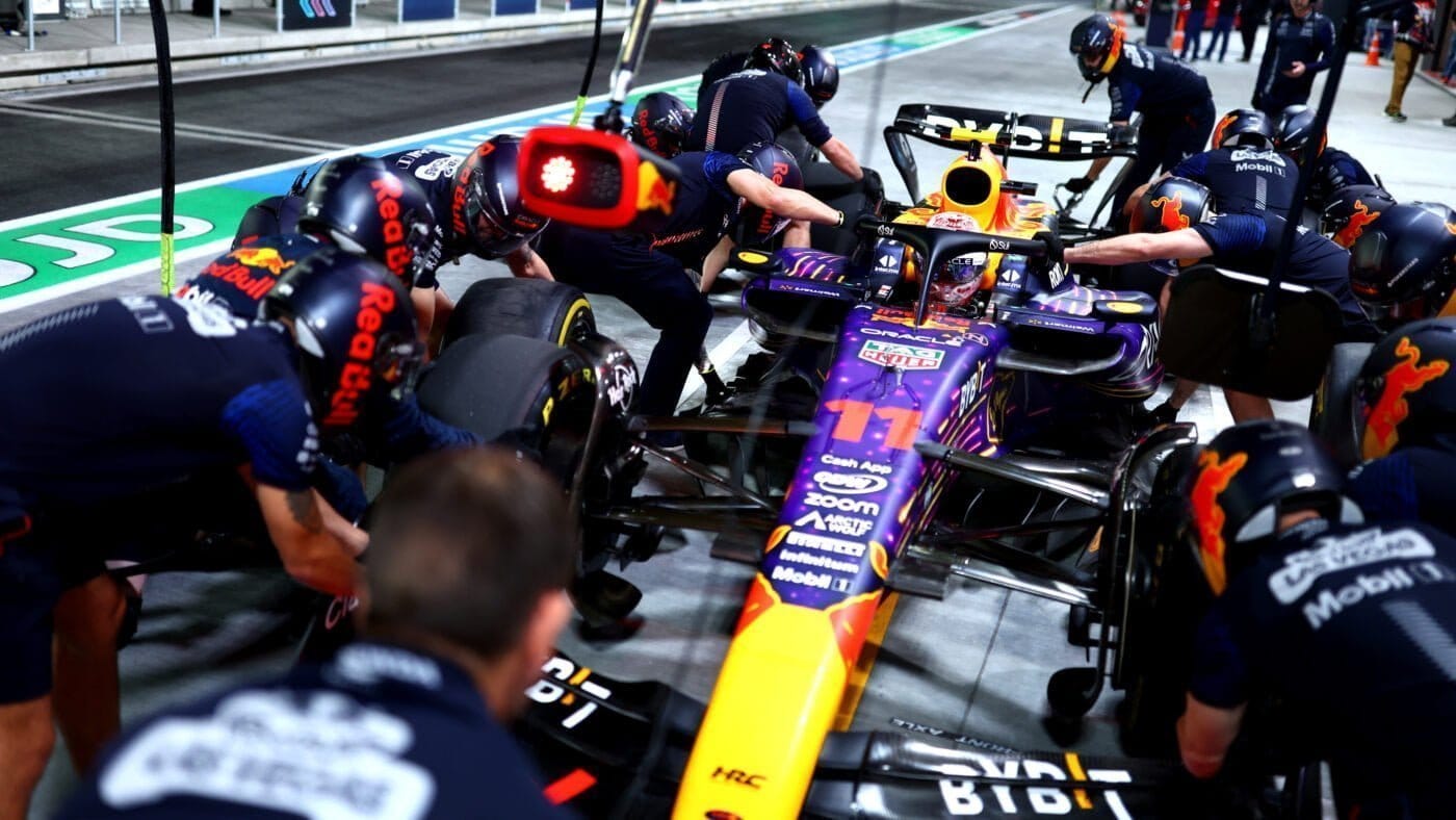Red Bull Racing ongeschonden na putdeksel-incident tijdens chaotische training in Las Vegas
