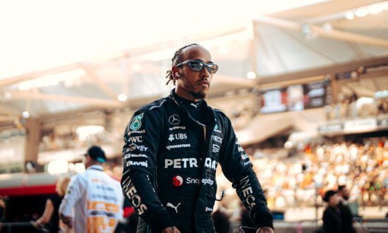 Mercedes-ster Hamilton roept opnieuw op tot meer diversiteit ditmaal in eigen team