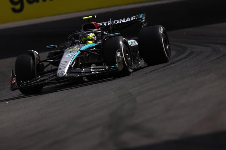 Hamilton uit kritiek op Pirelli-banden: “Nog nooit meegemaakt”