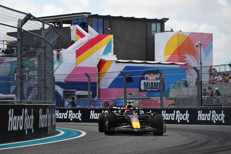 Max Verstappen overwint problemen en klokt snelste tijd vrije training in Miami