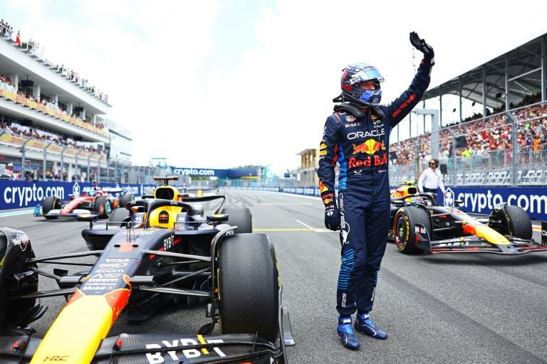 Max Verstappen wint spannende sprint in hete Miami