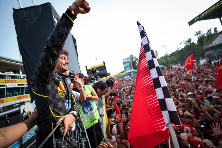 Internationale media verrast door Ferrari-zege, zien Verstappen en Red Bull in crisis