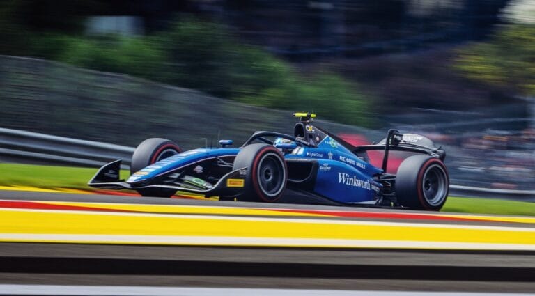 Formule 2 onder vuur: Talentvolle O’Sullivan thuis, zwakke Nederlander Niels Koolen op grid