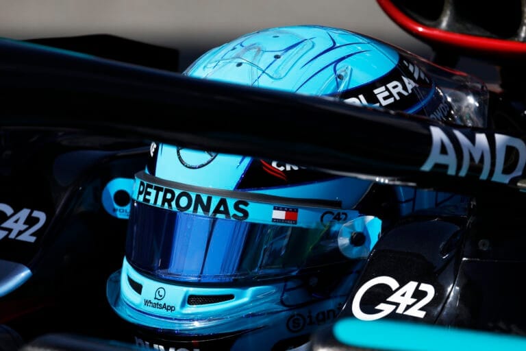 Teleurstelling bij Mercedes: Russell crasht met nieuwe upgrades, Hamilton schiet te hulp