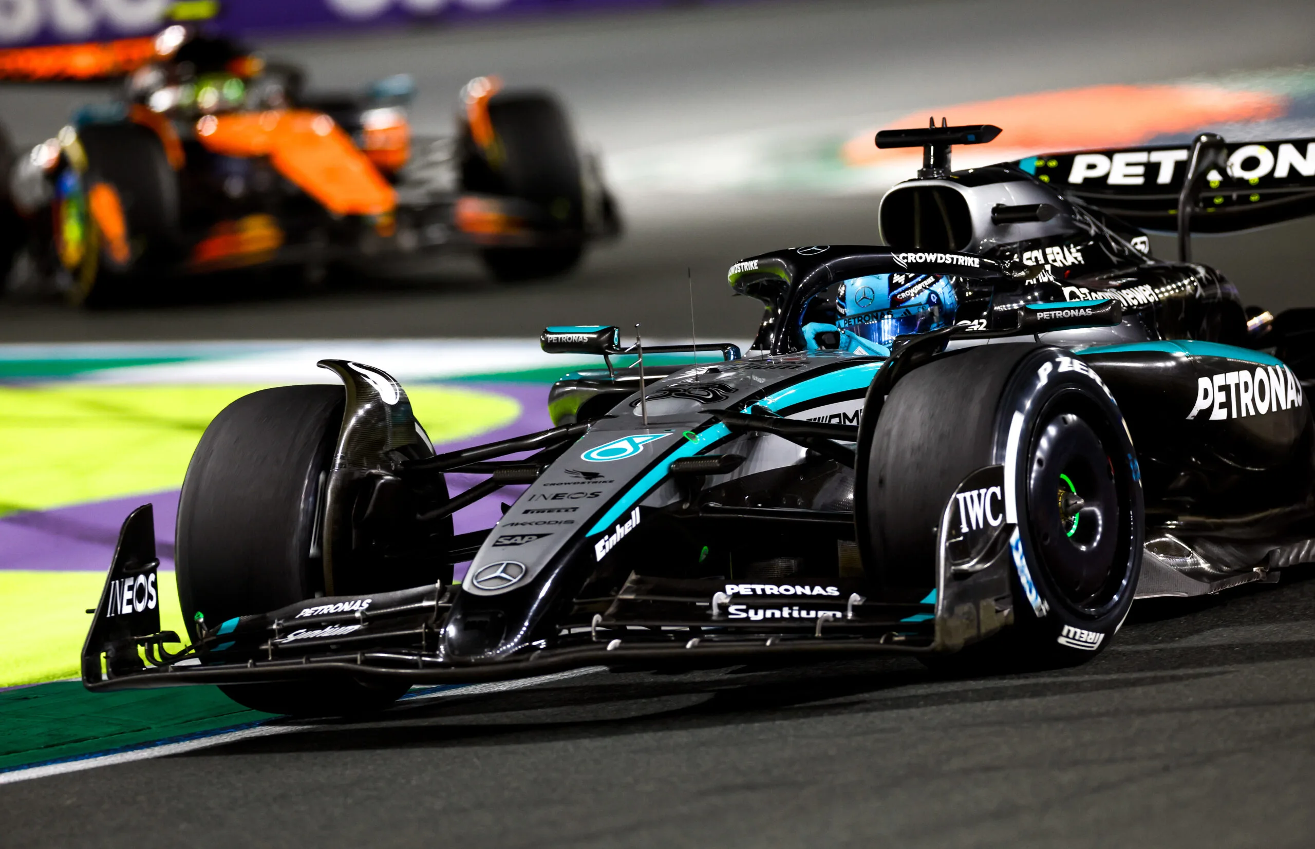 Russell ziet parallel tussen Verstappen-strijd en McLaren-dominantie
