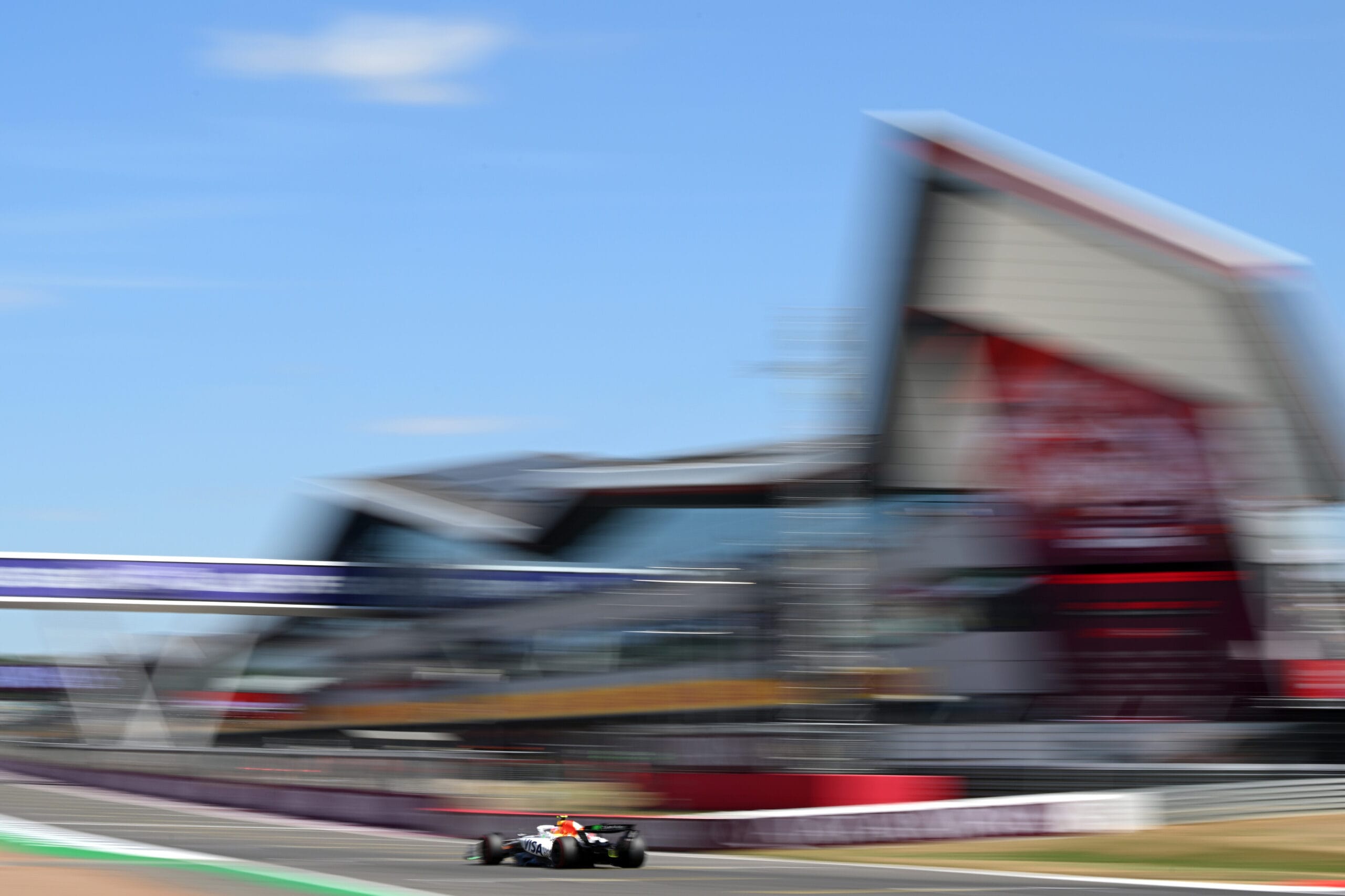 Ferrari verrast met toptijd in eerste training Britse Grand Prix