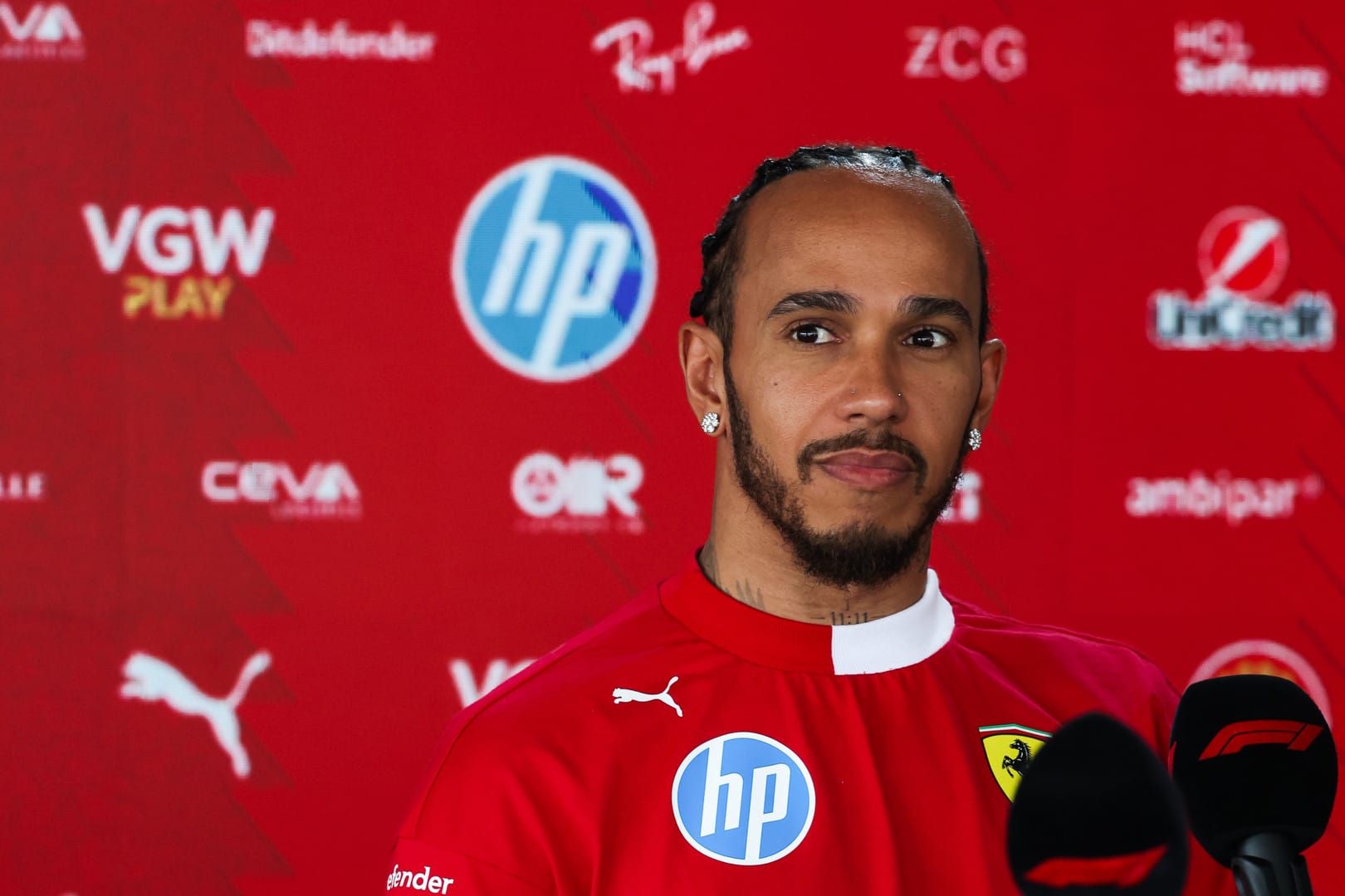 Hamilton openhartig over Ferrari strategie: Ik wil niet op het punt komen dat ik jullie negeer