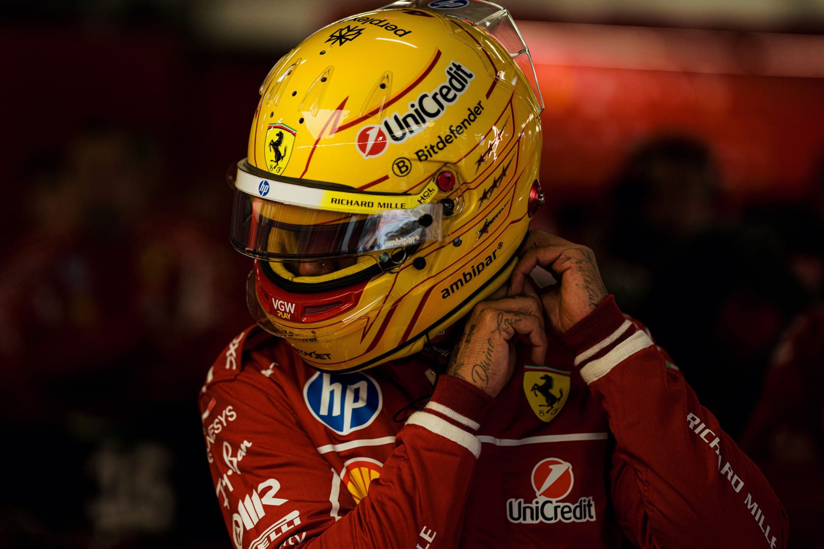 Hamilton ziet voorste startrij door vingers glippen door fout in laatste bocht