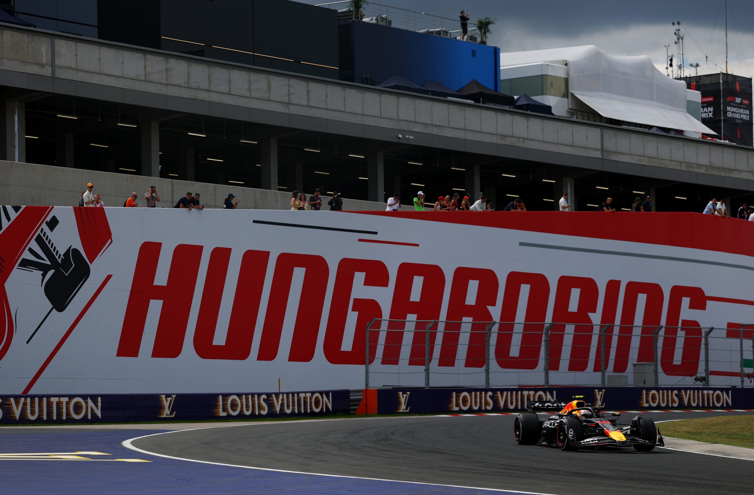 Minimaal verschil tussen McLaren-duo in eerste training Hongarije