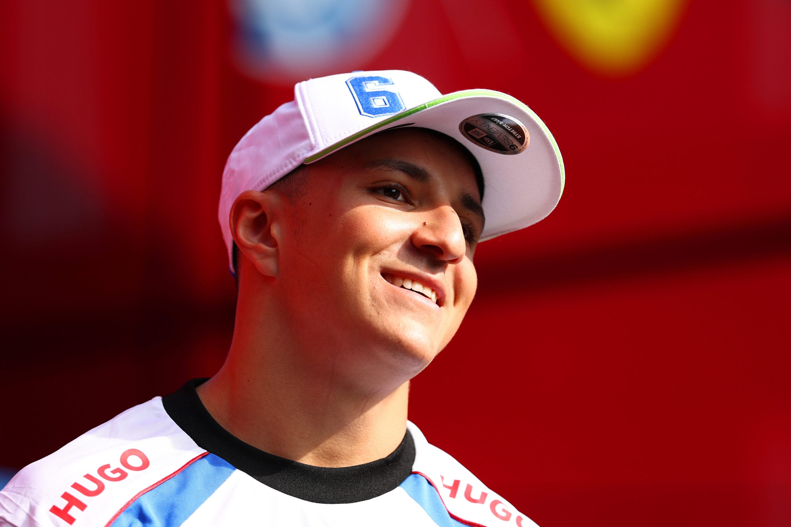 Hadjar rijdt rondje van zijn leven en start naast Verstappen