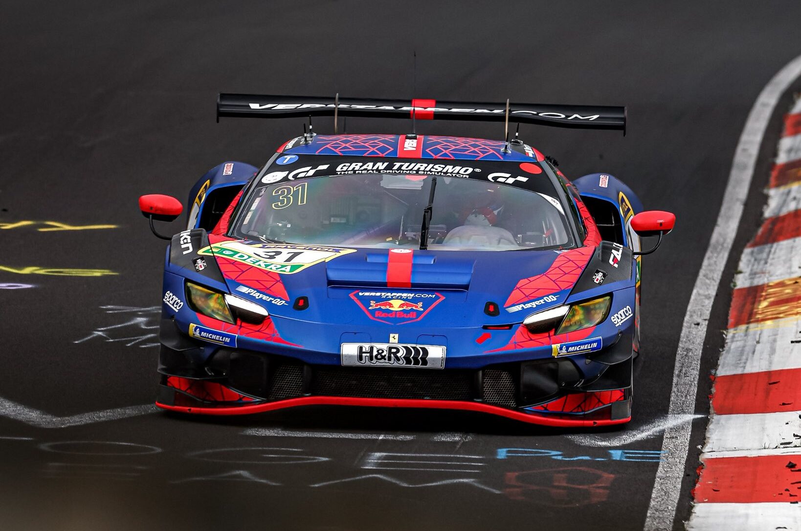 Max Verstappen verovert Nürburgring bij eerste poging