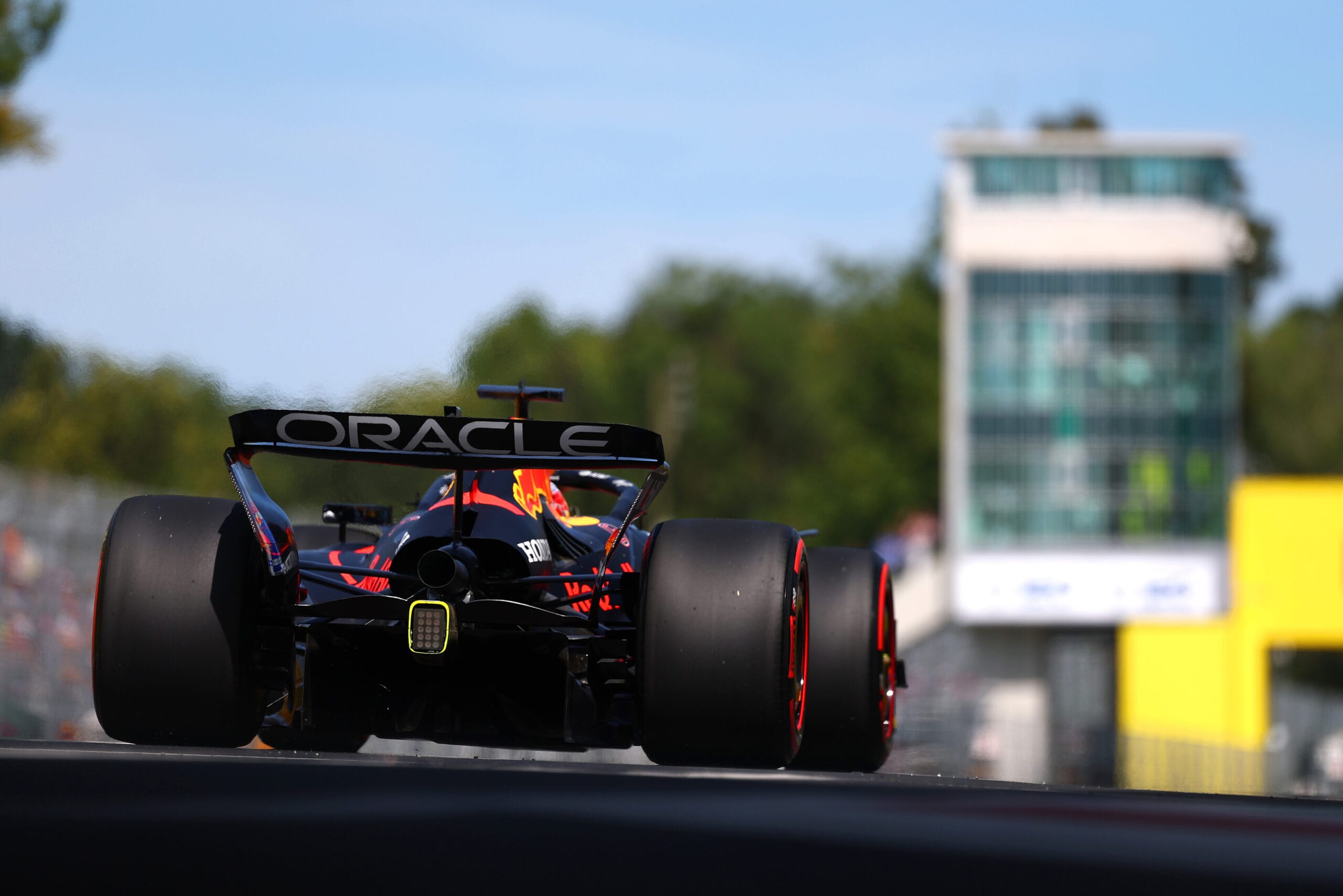 Verstappen moet Norris en Leclerc voor zich dulden in laatste vrije training GP Italië