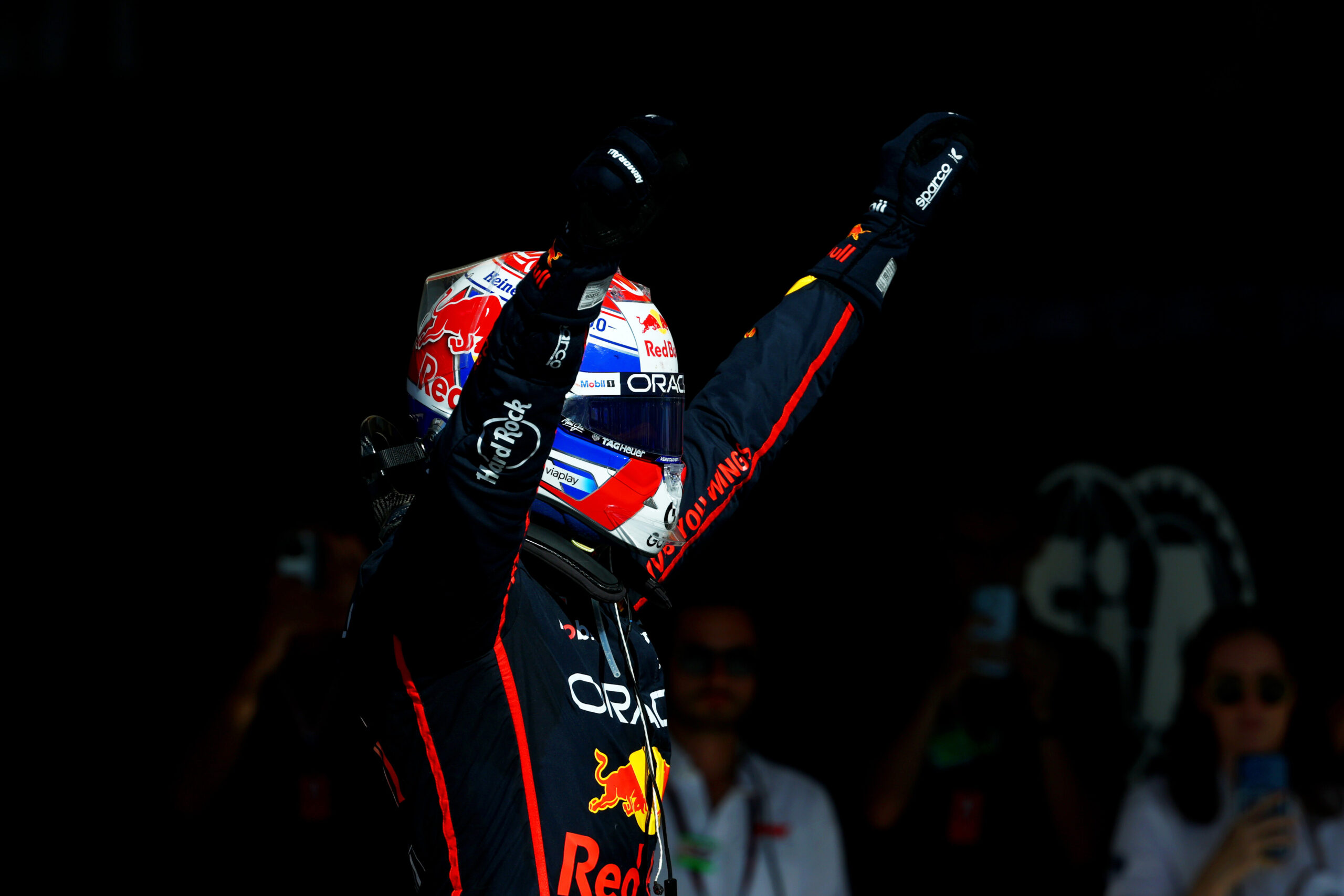 Verstappen wint overtuigend in Austin en zet McLaren onder druk