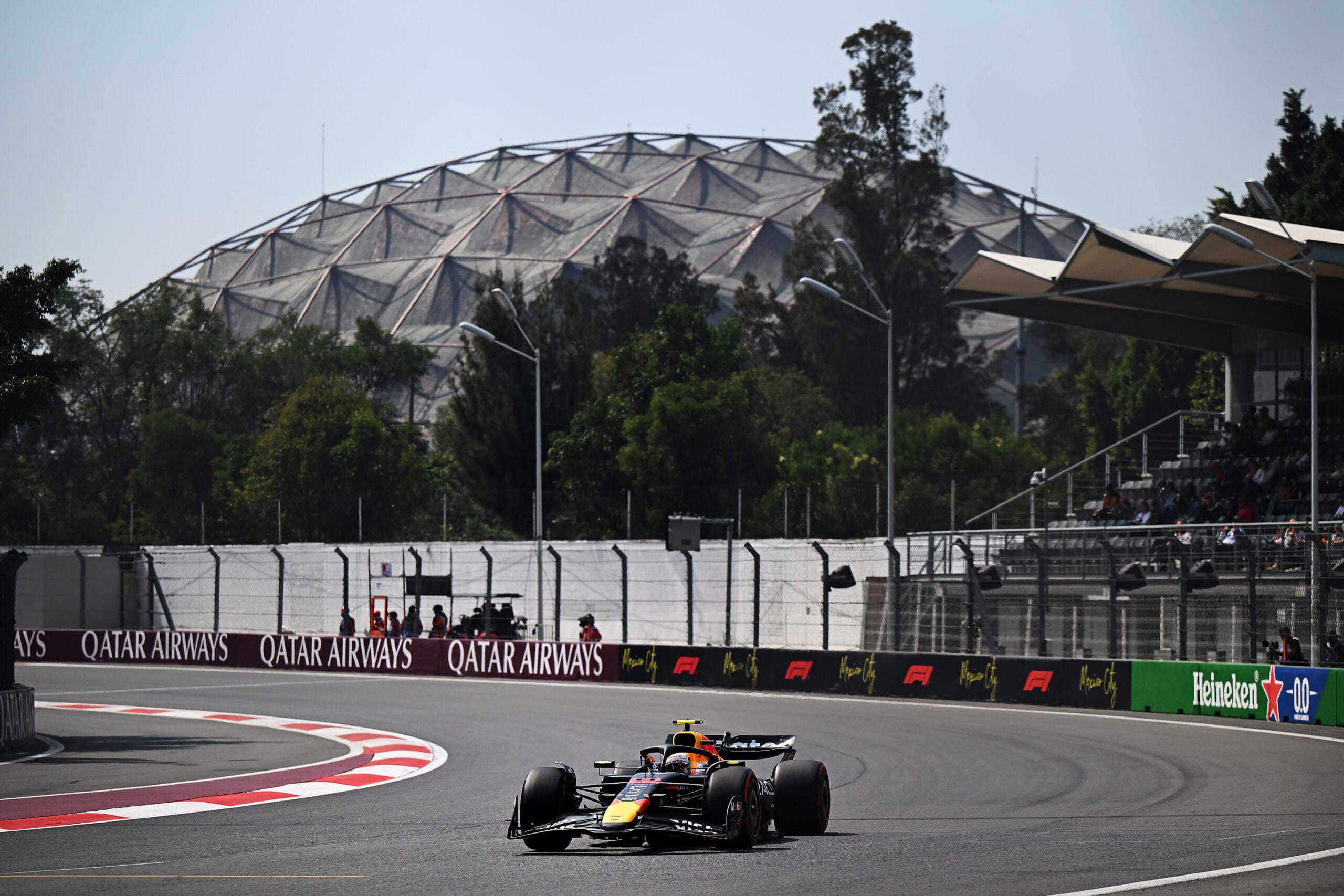 Leclerc snelste in training vol rookies in Mexico