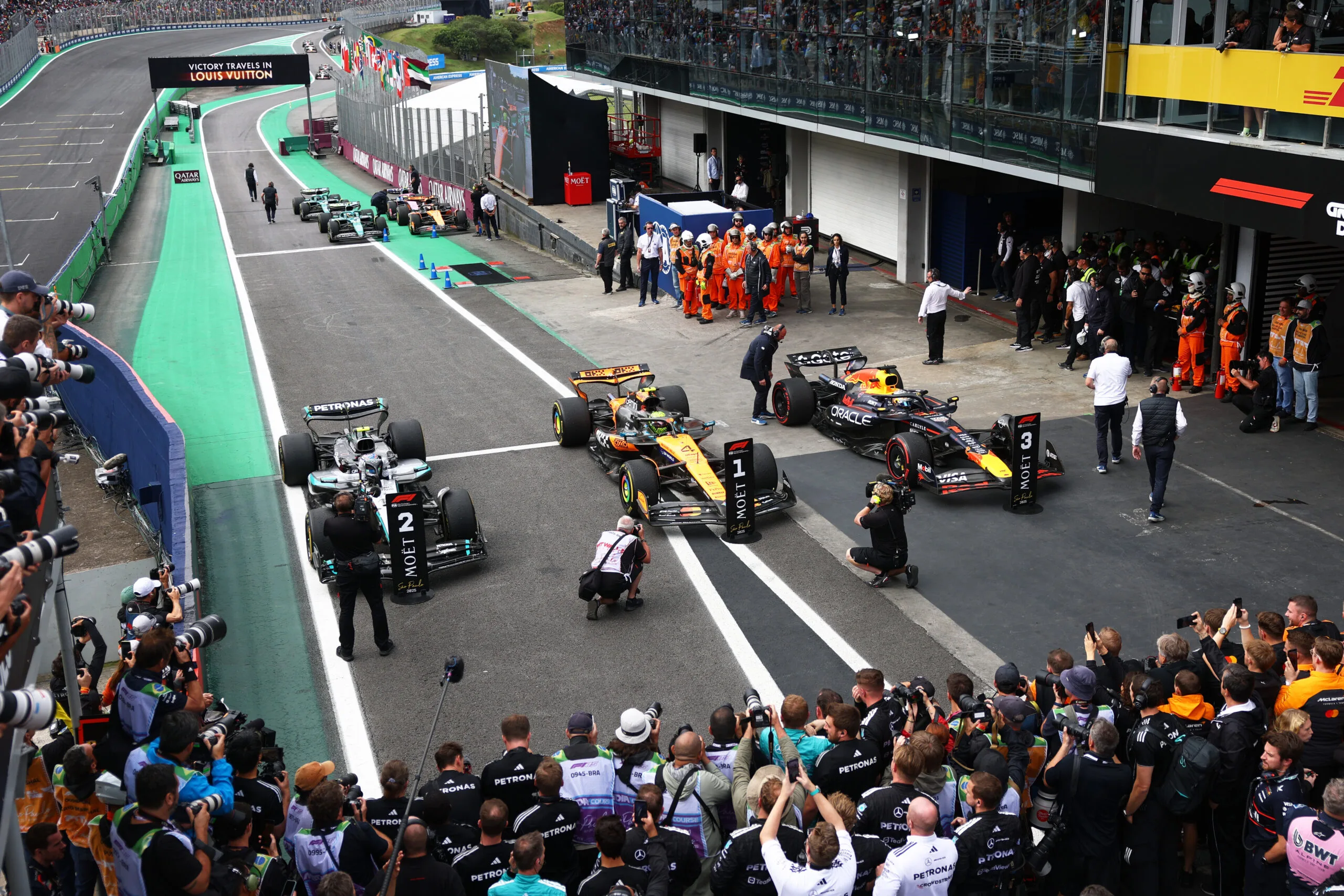 Norris wint in São Paulo terwijl Verstappen inhaalrace voor de geschiedenisboeken rijdt