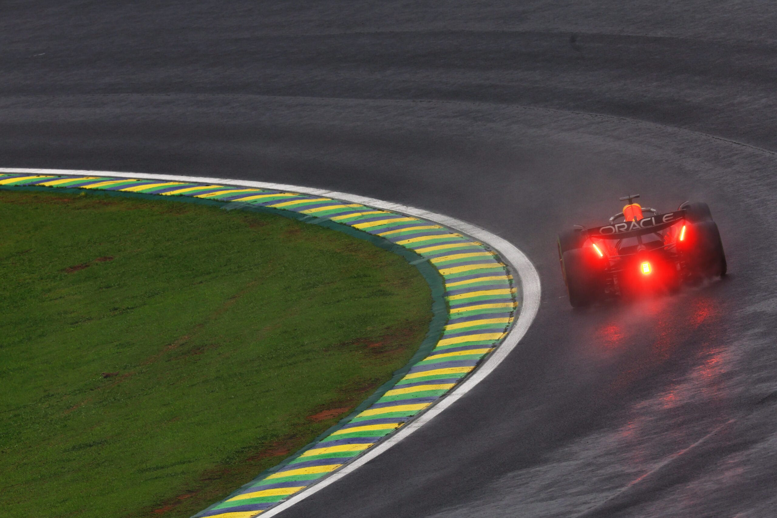 Verstappen hoopt op regen in Brazilië voor inhaalrace in titelstrijd