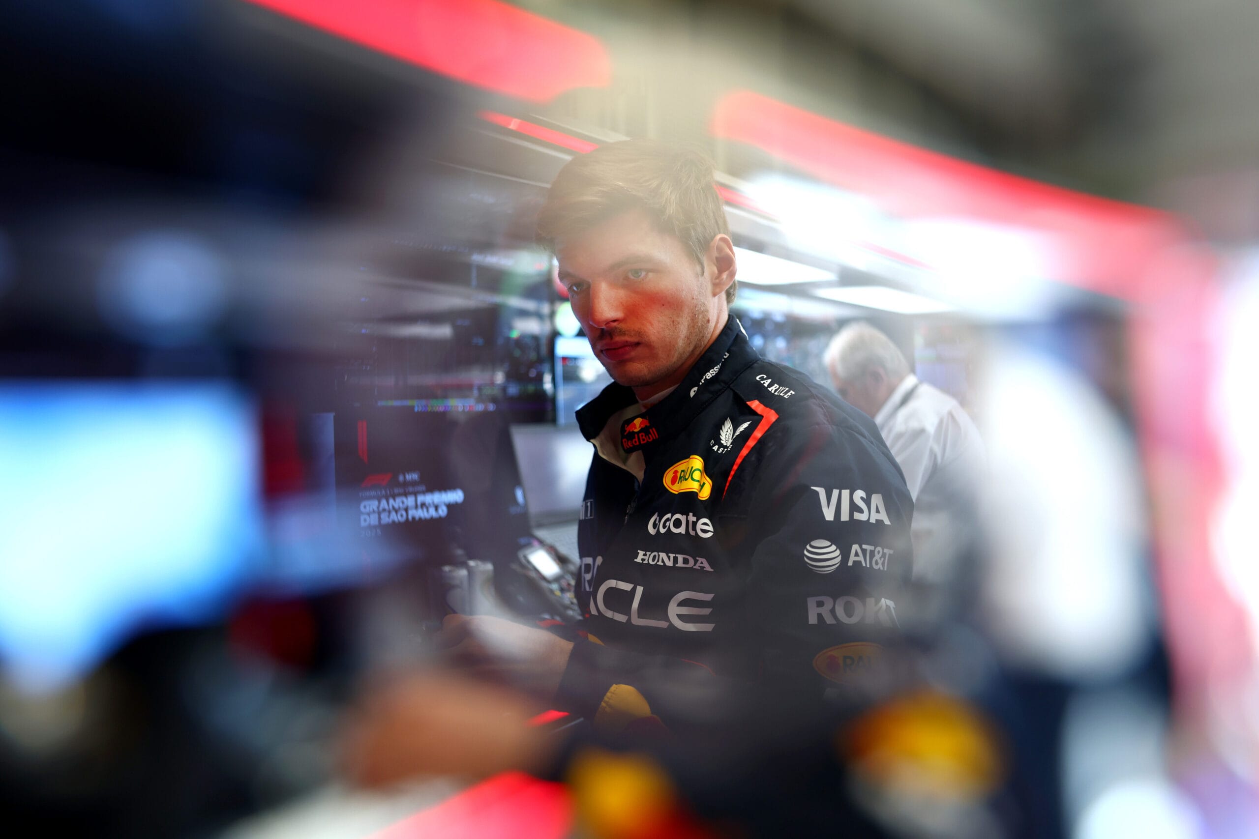 Verstappen geeft het op: Ik kan de titel wel vergeten