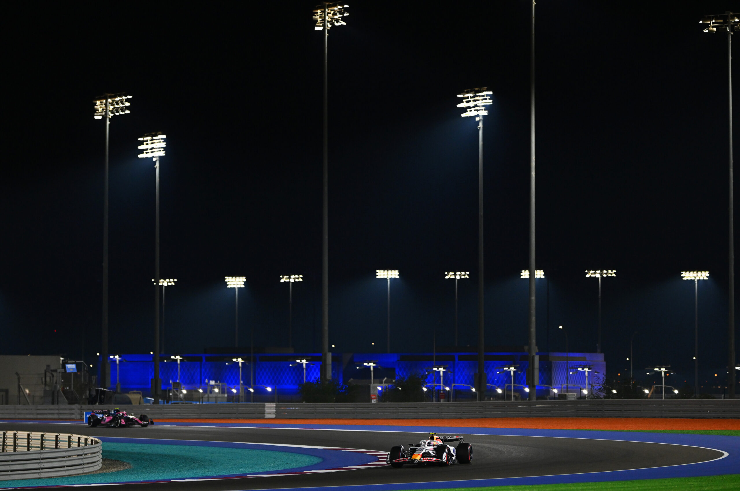 Piastri grijpt sprintpole in Qatar terwijl Verstappen vastloopt op zesde plek