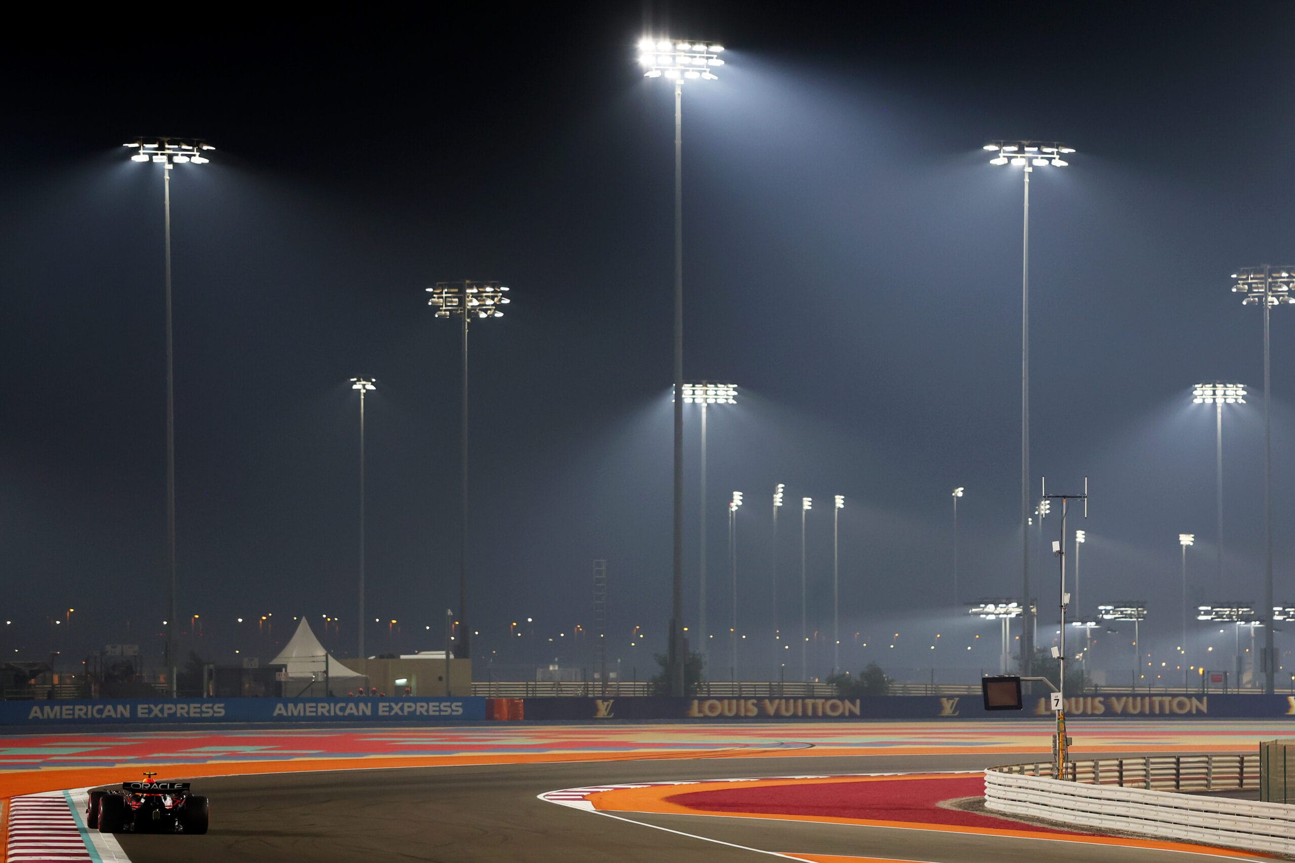 Piastri pakt pole terwijl Verstappen opnieuw achter McLaren eindigt