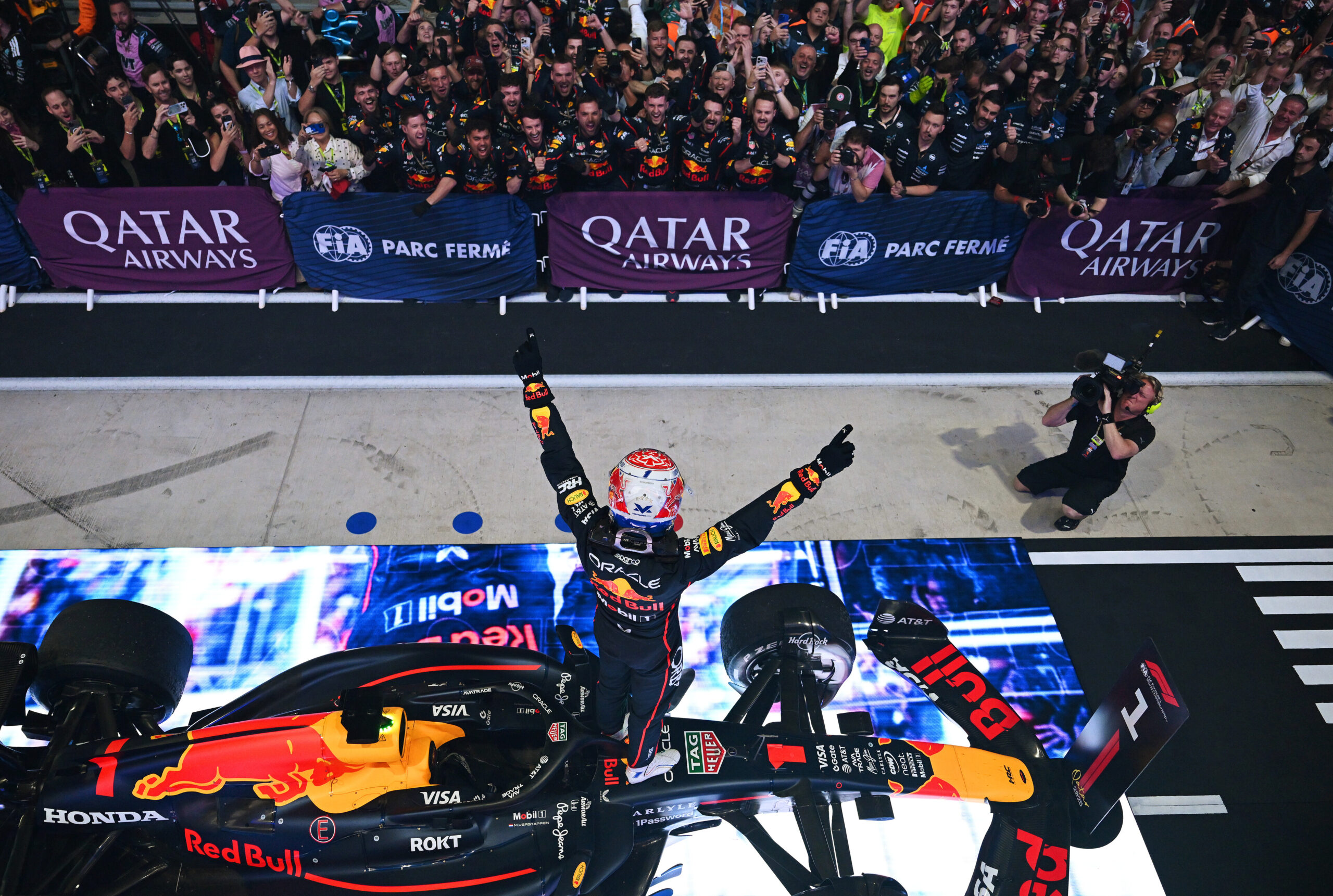 Verstappen wint in Qatar en houdt titelstrijd levend