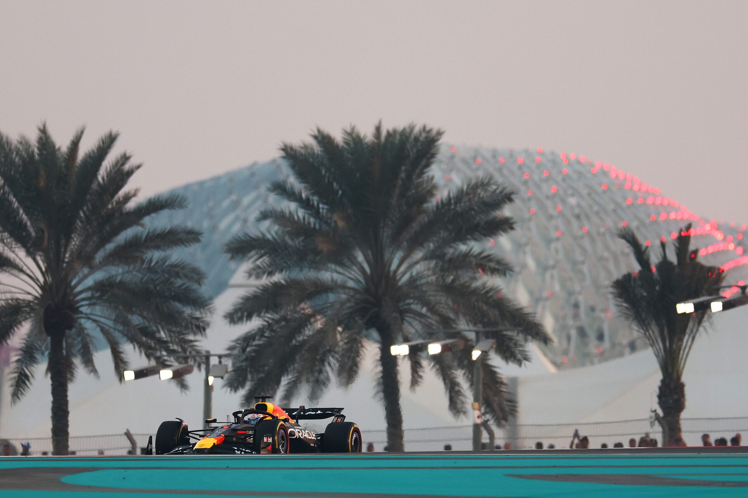 Norris ruim sneller dan Verstappen in tweede training Abu Dhabi