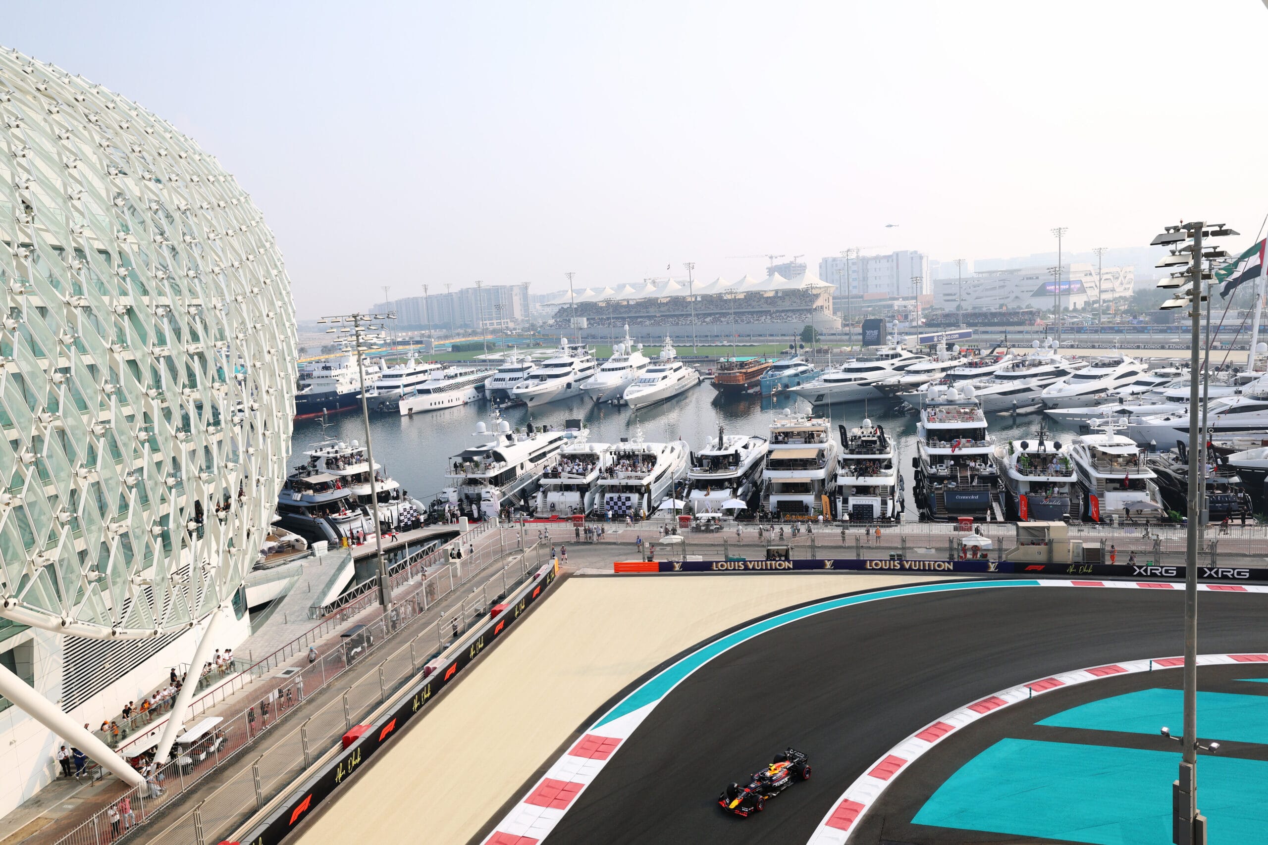 Russell pakt snelste tijd in chaotische laatste training van 2025