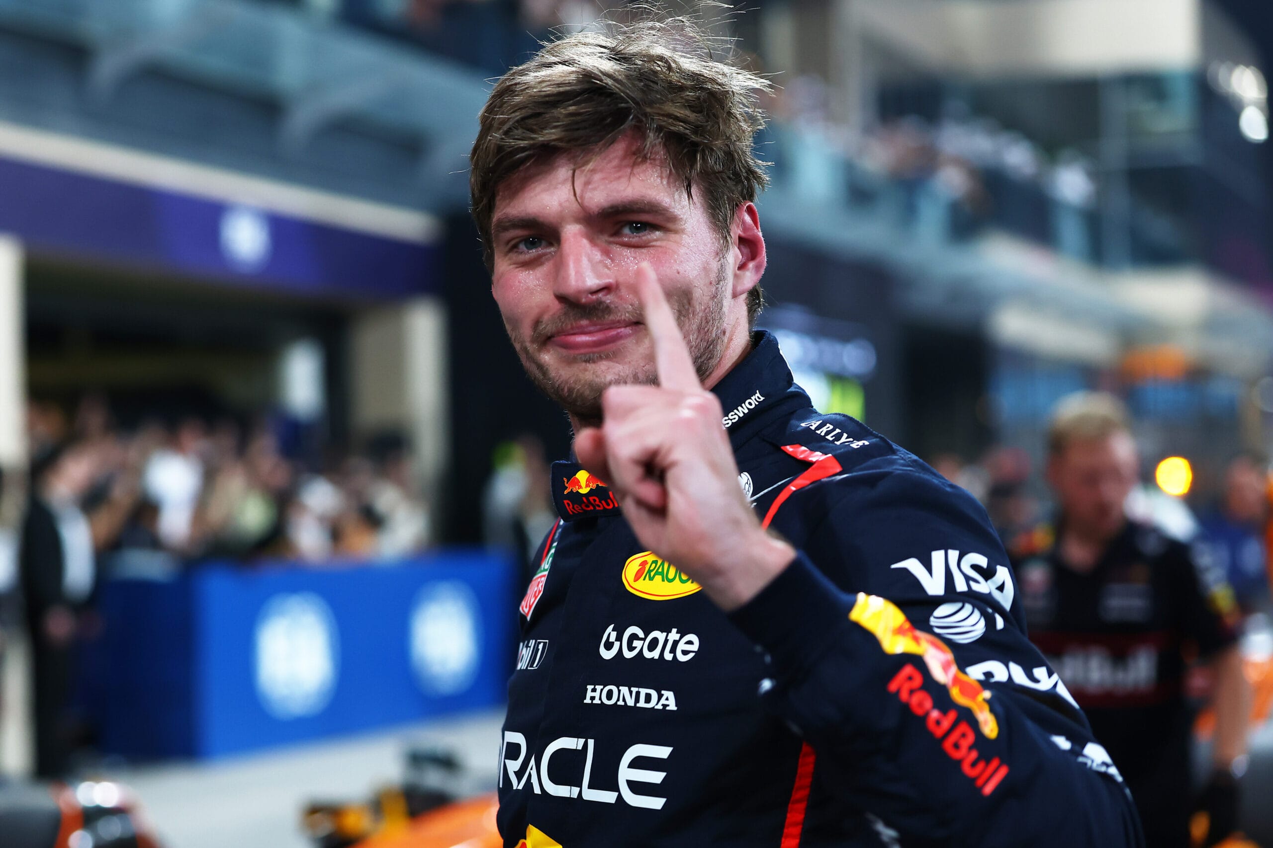 Verstappen grijpt pole in Abu Dhabi en zet druk op McLaren
