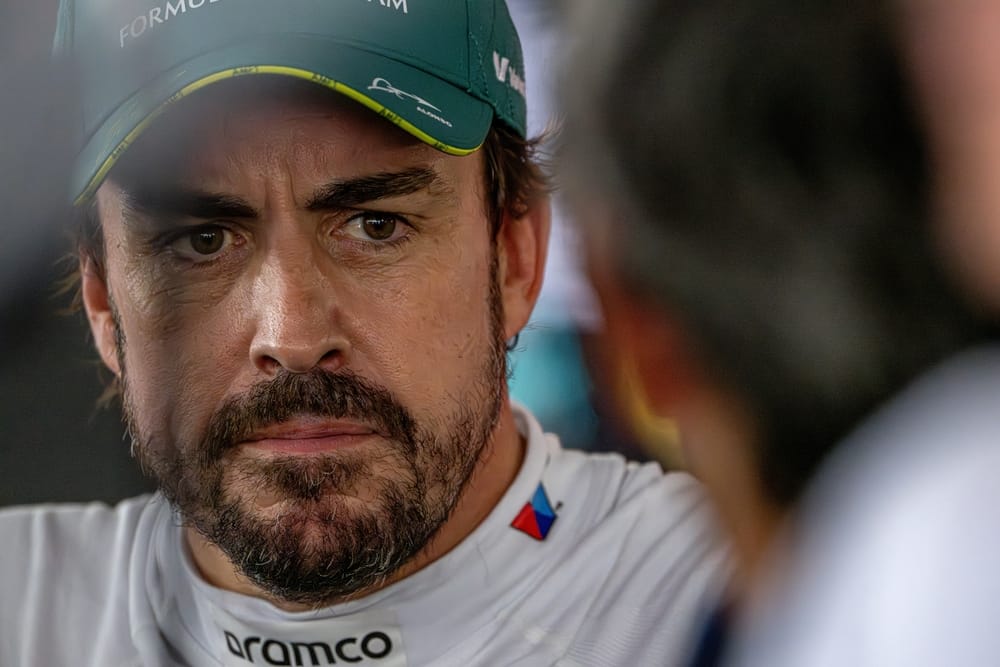 Alonso haalt peperdure SUV op in Monaco voor de feestdagen