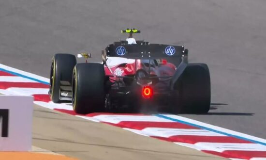 Ferrari verrast paddock met omgedraaide achtervleugel