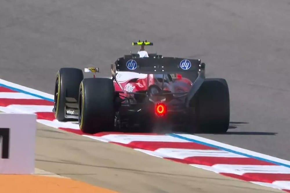 Ferrari verrast paddock met omgedraaide achtervleugel