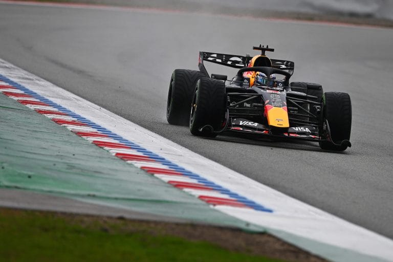 Heeft Red Bull te lang doorontwikkeld? De gok die Verstappen duur kan komen te staan