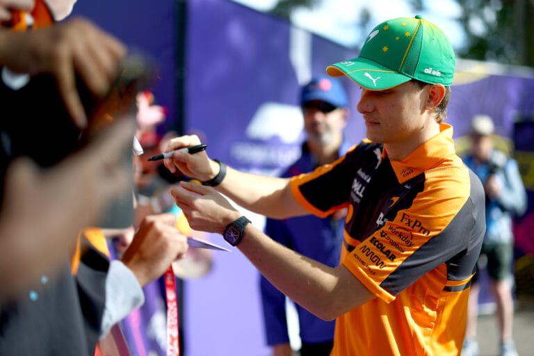 Piastri crasht voor start van thuisrace: ‘Dit had niet mogen gebeuren’