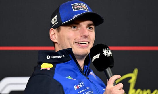 Verstappen ruilt simulator in voor Mario Kart