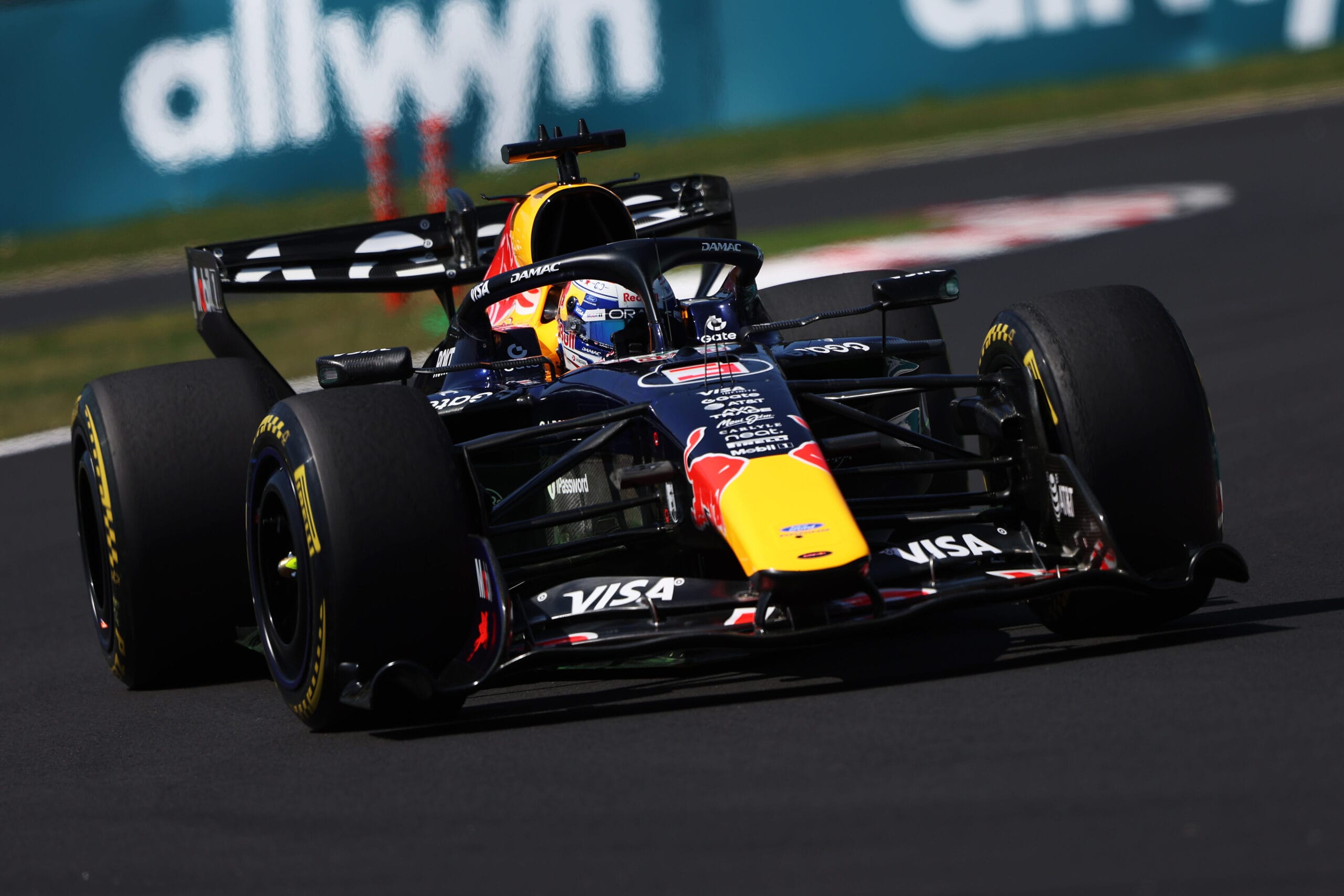 Max Verstappen rijdt met de Red Bull RB22 tijdens de vrije trainingen op het circuit van Suzuka