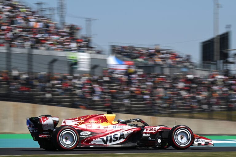 Verstappen ver achterop terwijl Mercedes en McLaren de dienst uitmaken in Japan