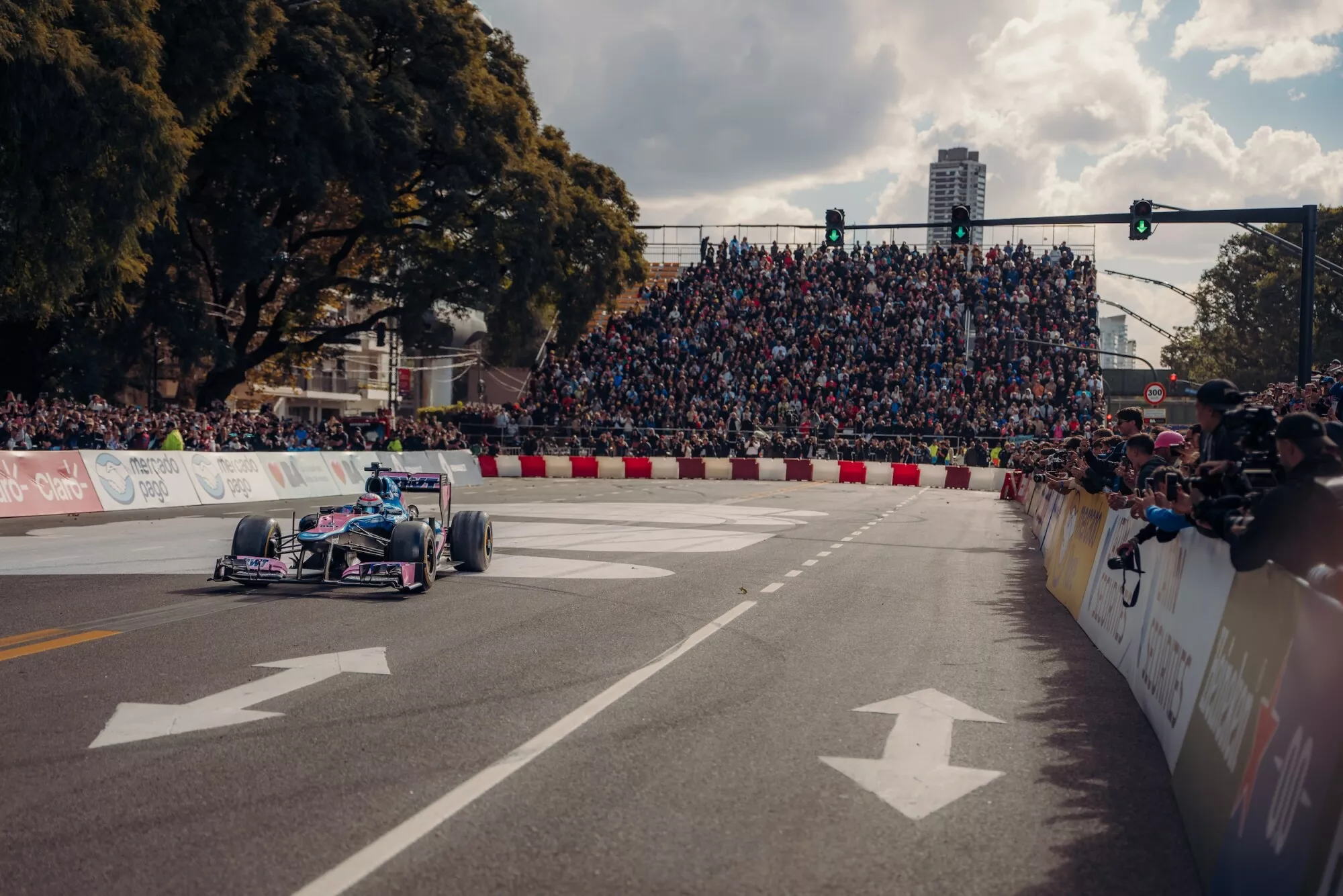 Franco Colapinto rijdt door de straten van Buenos Aires tijdens de Alpine demorun voor 600.000 fans
