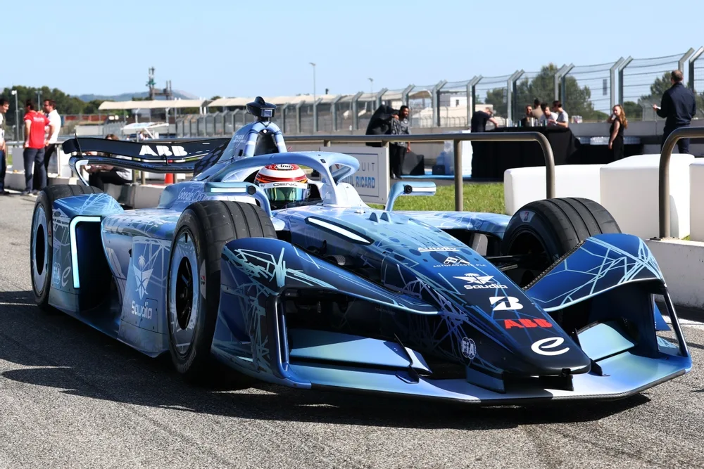 De nieuwe Formule E Gen4-bolide rijdt zijn eerste ronden op Circuit Paul Ricard tijdens de officiële lancering