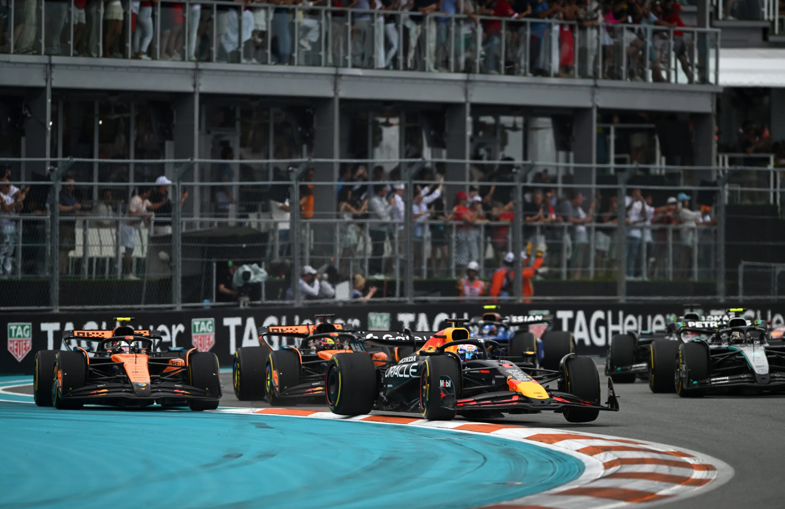 Onweer dreigt boven het Miami Autodrome tijdens de Grand Prix van Miami 2026