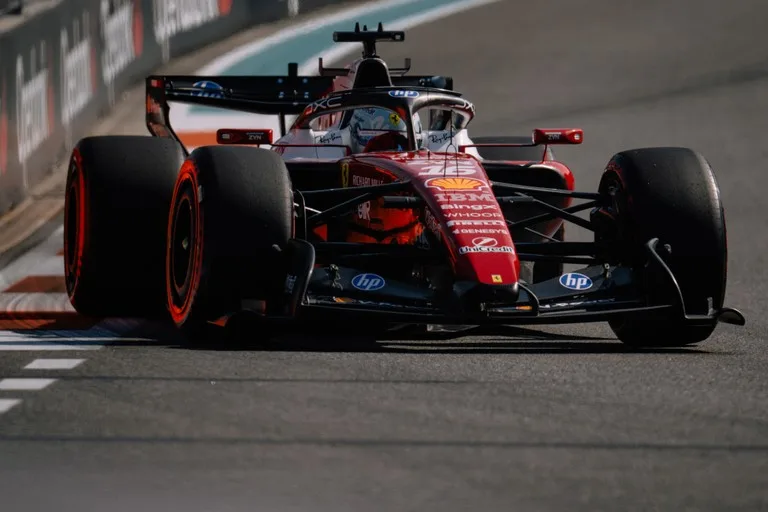 Charles Leclerc rijdt met schade aan zijn Ferrari na een spin op de laatste ronde van de Grand Prix van Miami