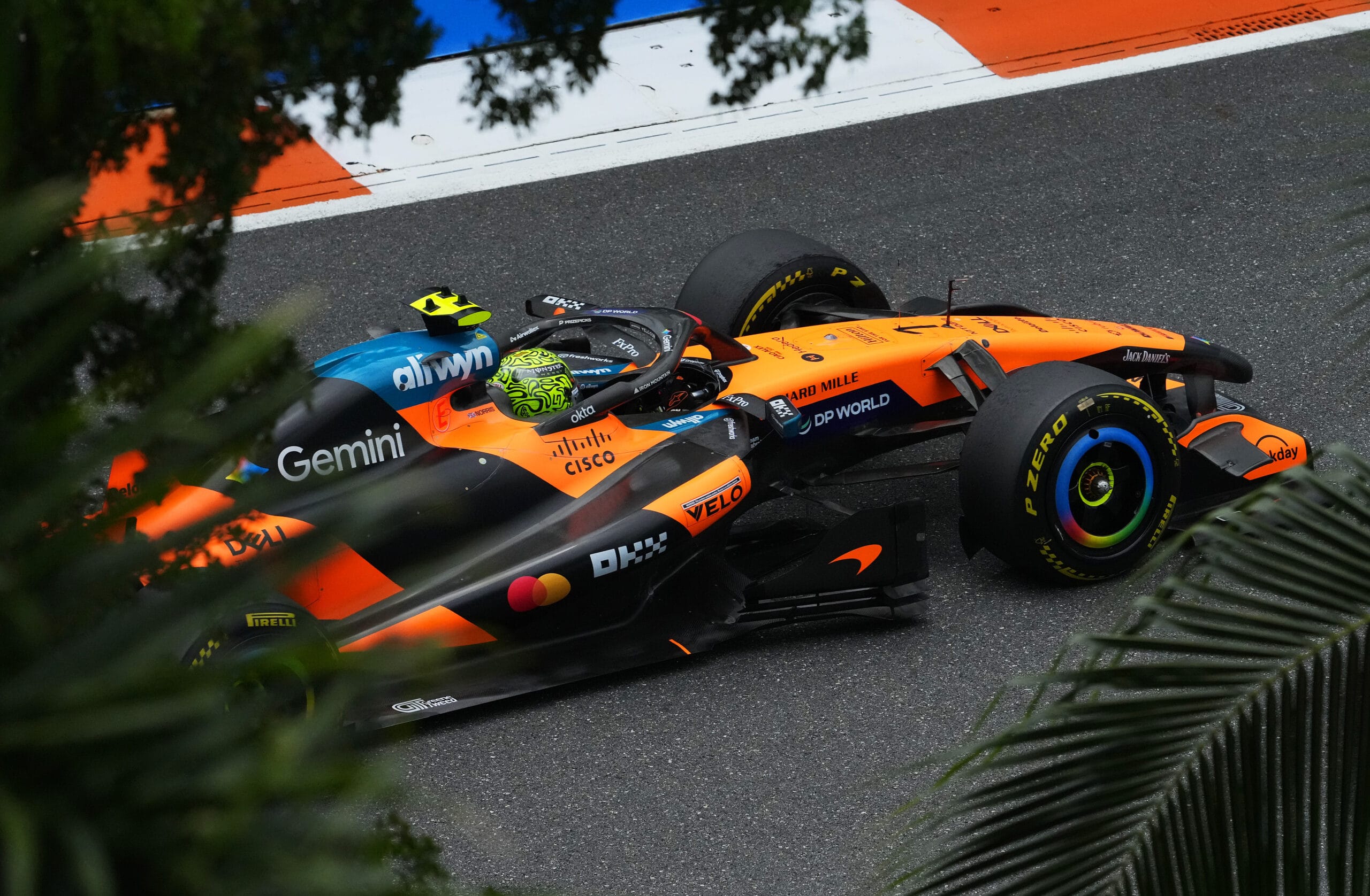 Zak Brown hint dat McLaren de Macarena-achtervleugel van Ferrari en Red Bull overweegt voor de MCL40