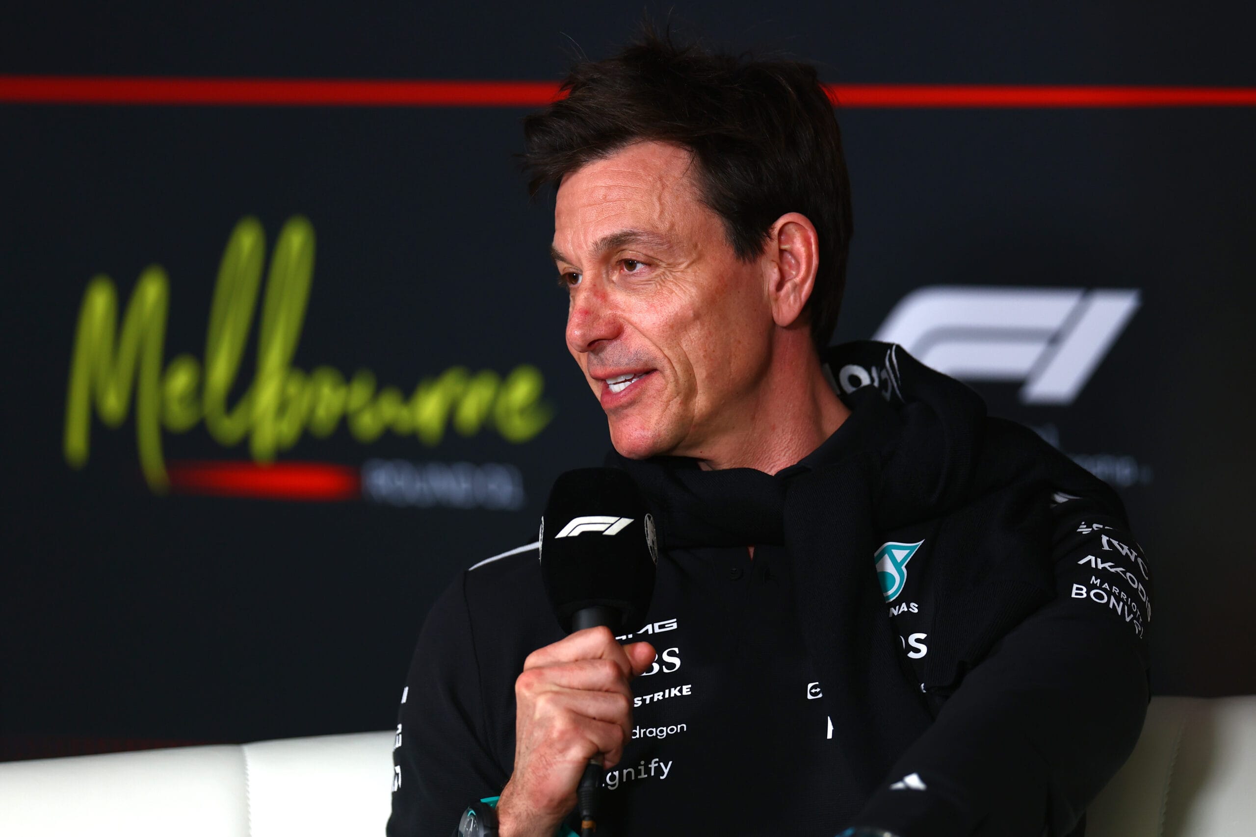 Toto Wolff beheerst de interne titelstrijd tussen George Russell en Kimi Antonelli bij Mercedes