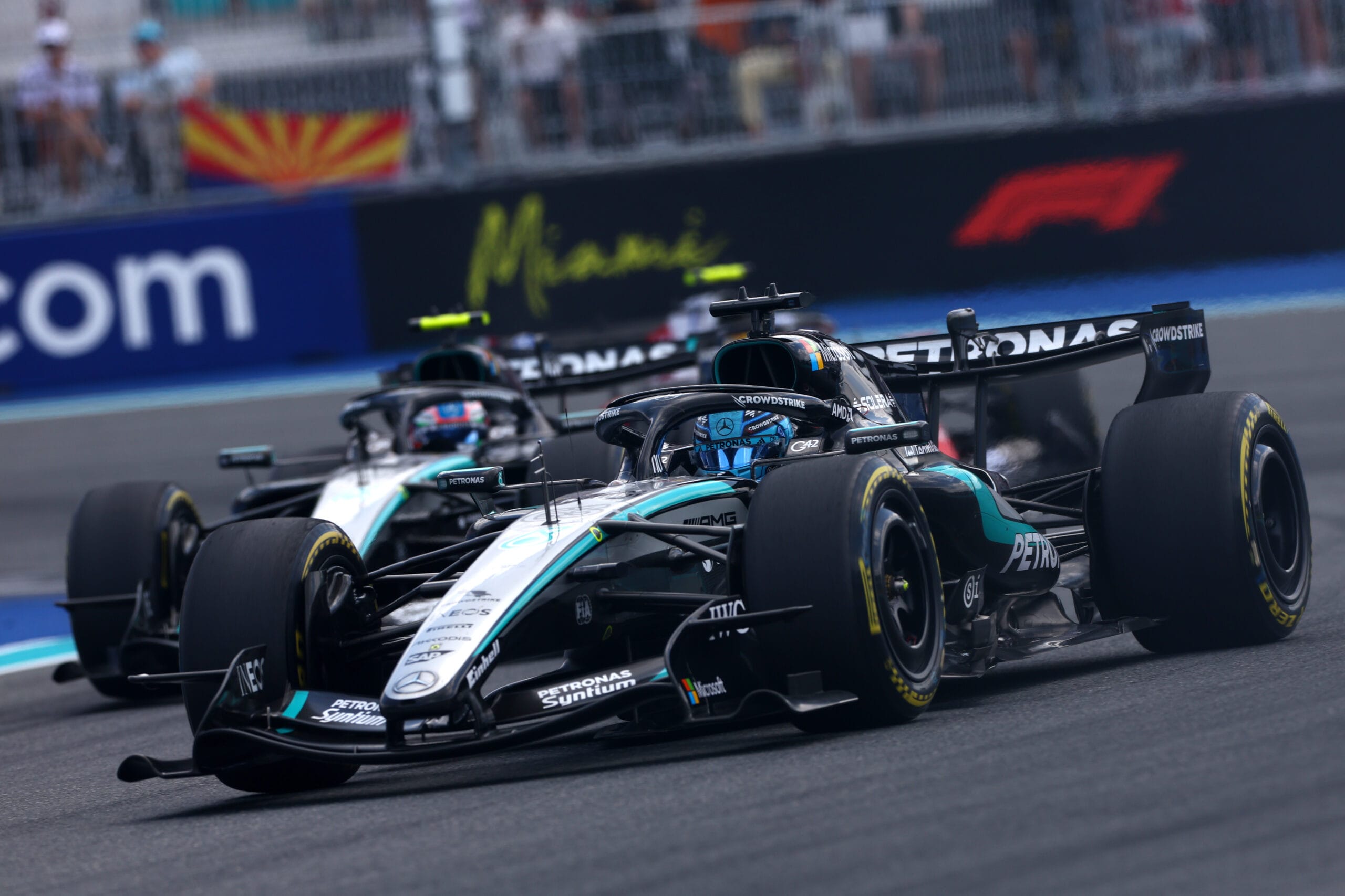Kimi Antonelli wint zijn derde Grand Prix op rij in Miami terwijl Mercedes-teamgenoot George Russell als vierde finisht