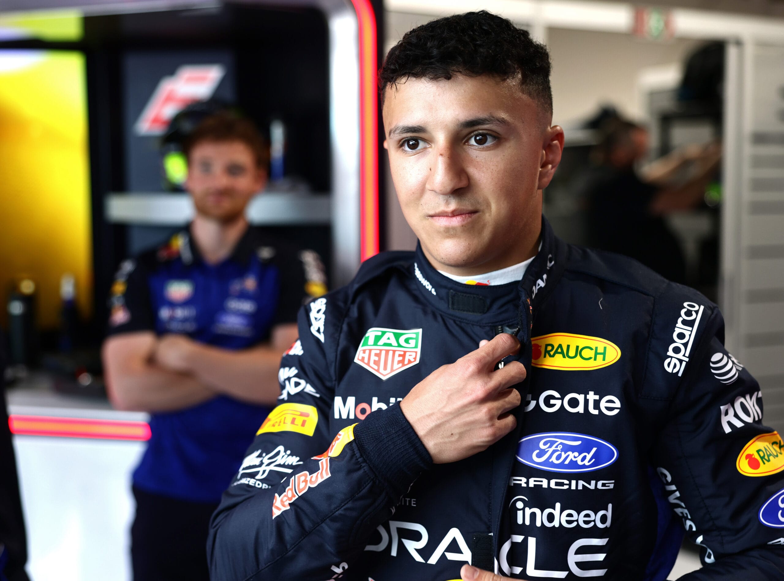 Isack Hadjar in de Red Bull-garage tijdens de Grand Prix van Miami