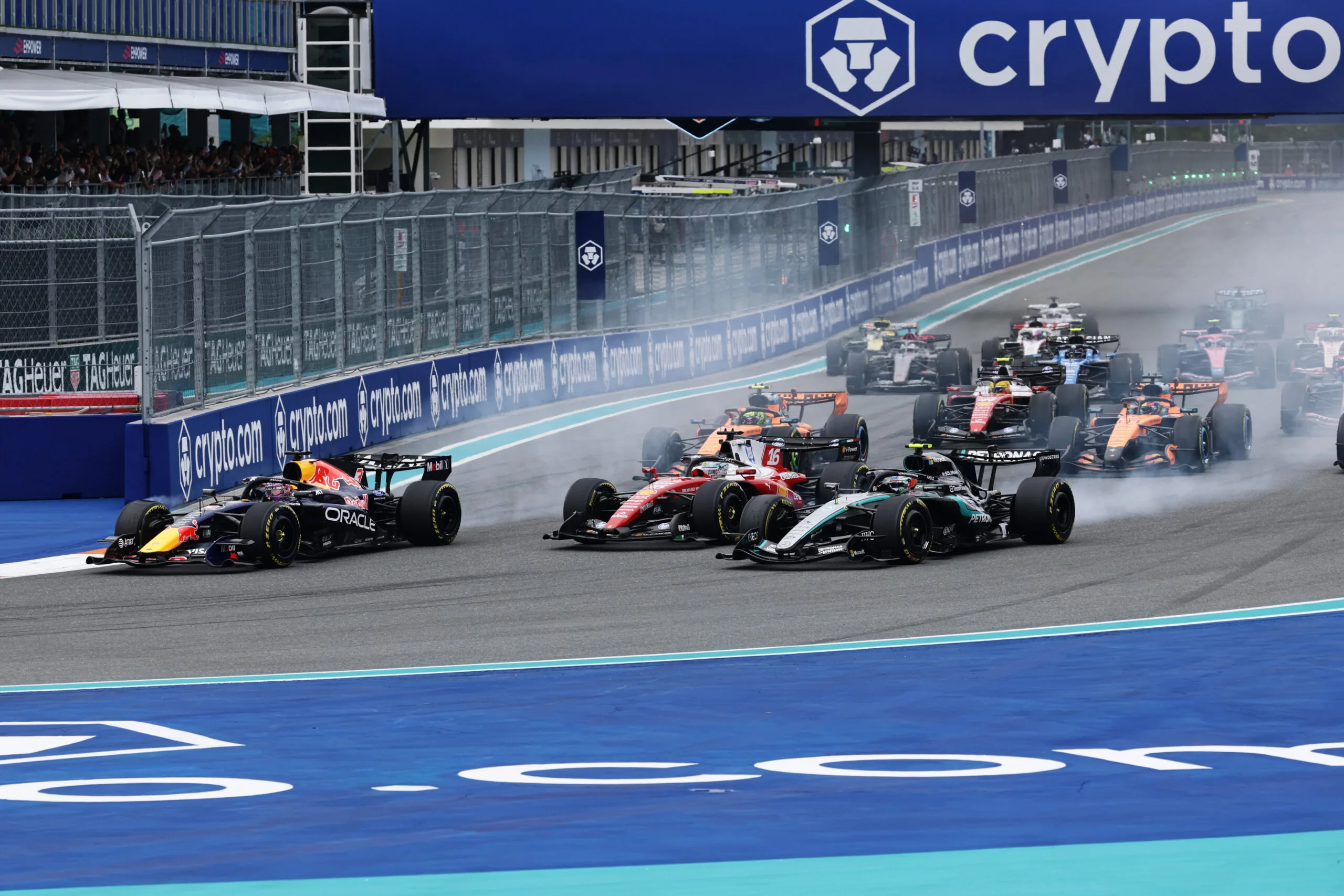 Max Verstappen vecht zich door het middenveld tijdens de Grand Prix van Miami 2026